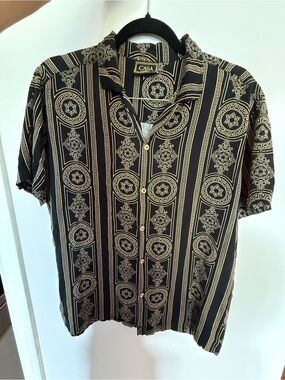 Black & Gold Short-Sleeve Button-Down Shirt